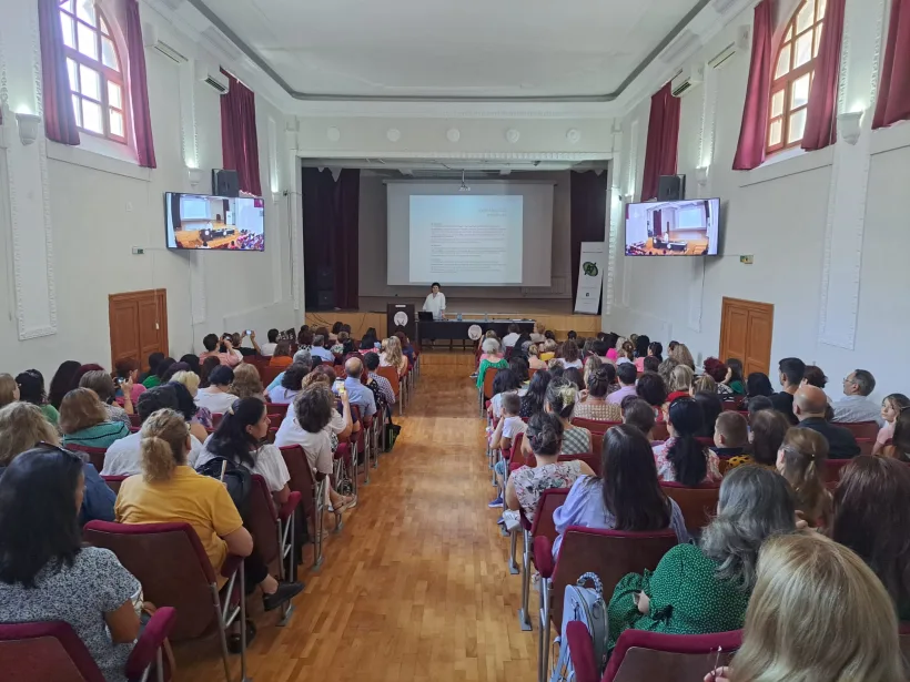 Aproape 400 de profesori din Galați, pregătiți în domeniul prevenirii și combaterii traficului și consumului de droguri