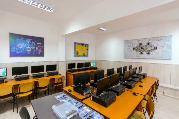 Ateliere de robotică educațională, folosite la o școală gălățeană ca metodă de prevenire a abandonului școlar