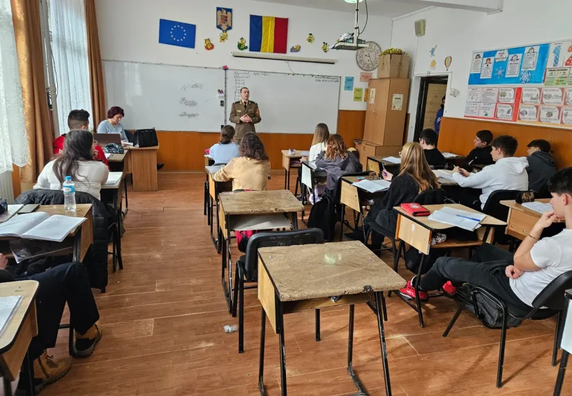 Reprezentanți ai Centrului Militar Județean Galați, în vizită la două școli din Galați