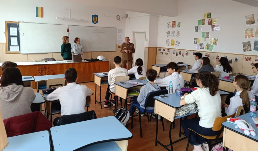 Reprezentanții Biroului de recrutare Galați, în fața elevilor de la Școlile Gimnaziale 26 și 28