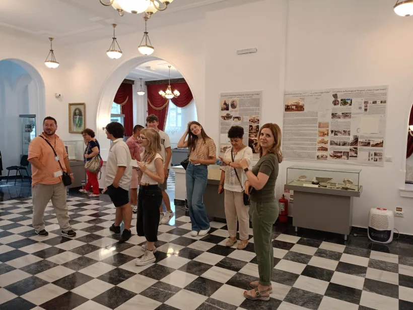Elevi participanți la un concurs național de istorie, în vizită la monumente istorice ale Galațiului