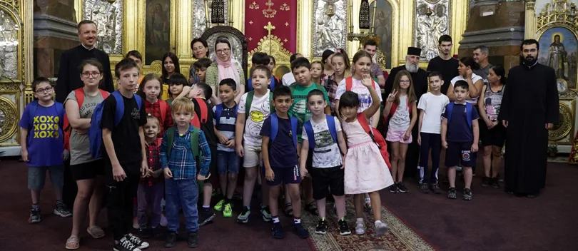 Ghiozdane și rechizite oferite elevilor cu posibilități reduse din Arhiepiscopia Dunării de Jos