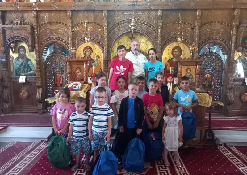 Ghiozdane complet echipate pentru 40 de copii din parohiile gălățene Piscu și Izvoarele