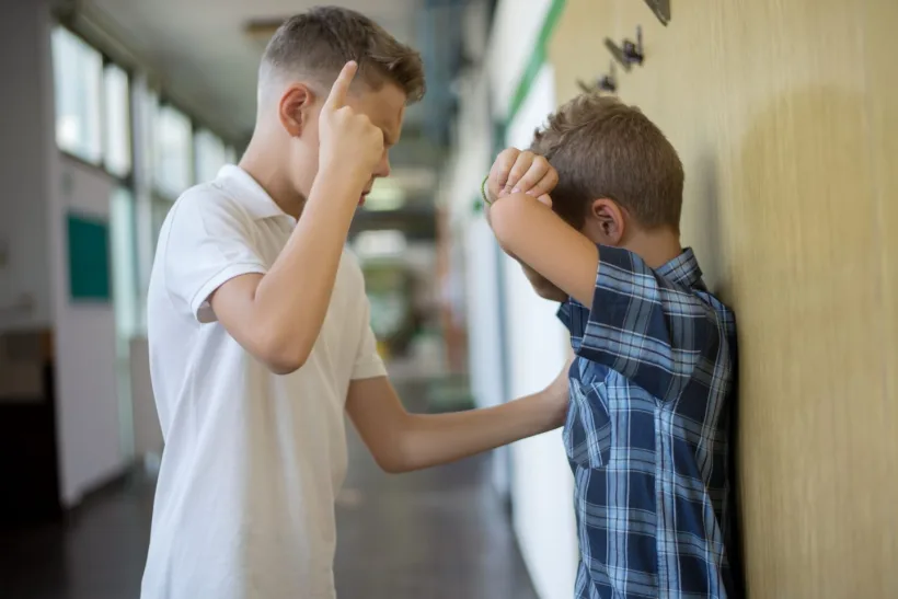 Golănași de cartier își terorizează colegii de școală