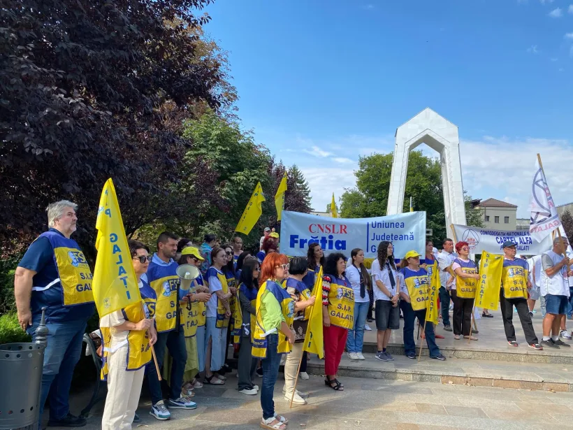 Cadre didactice din Galați, participante la protestul din fața Prefecturii