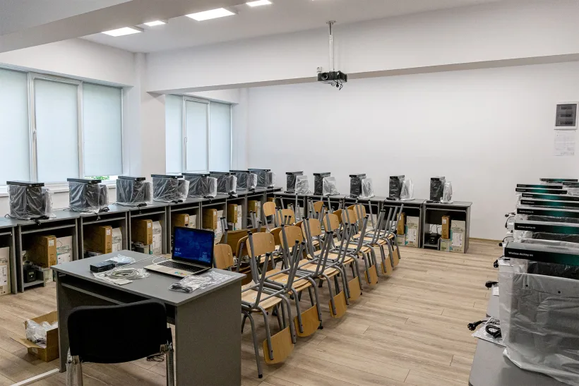 Peste 1.000 de laptopuri pentru școlile și grădinițele gălățene