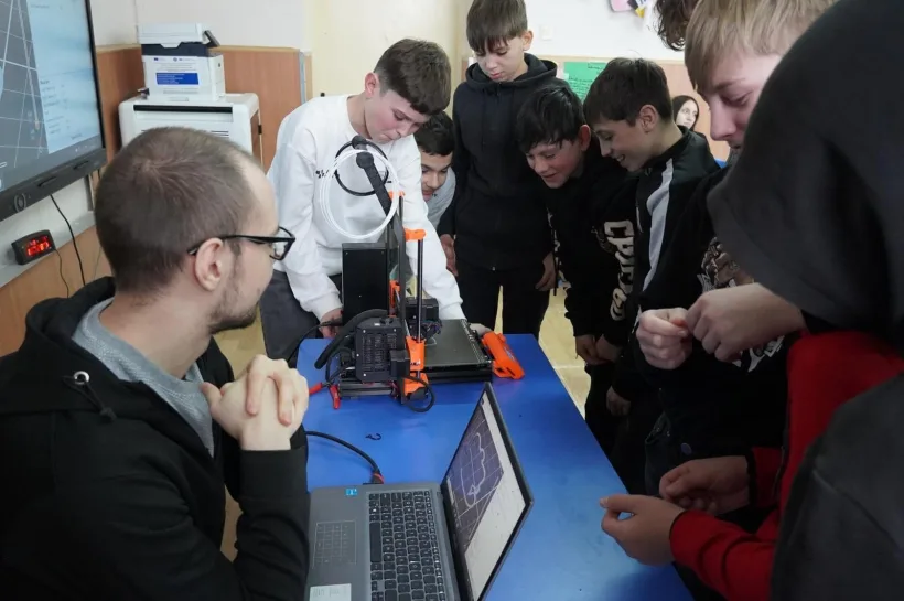Elevi fascinați de Caravana Științei ReCoNnect