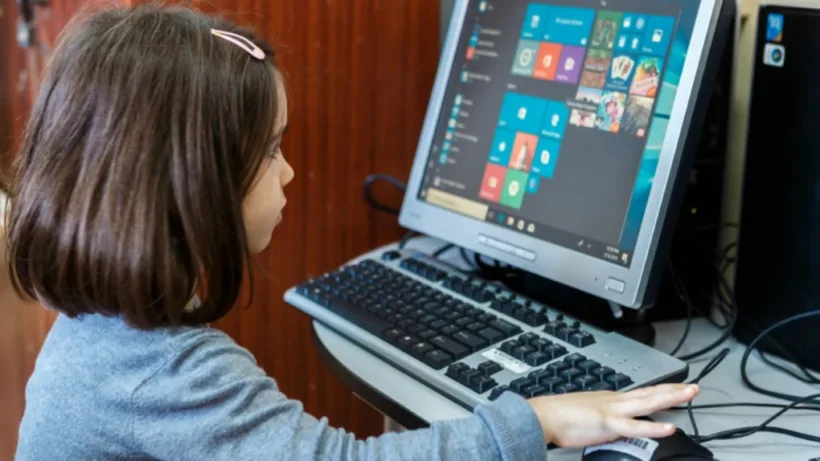 Elevii și studenții, bani pentru calculatoare prin programul „Euro 200”
